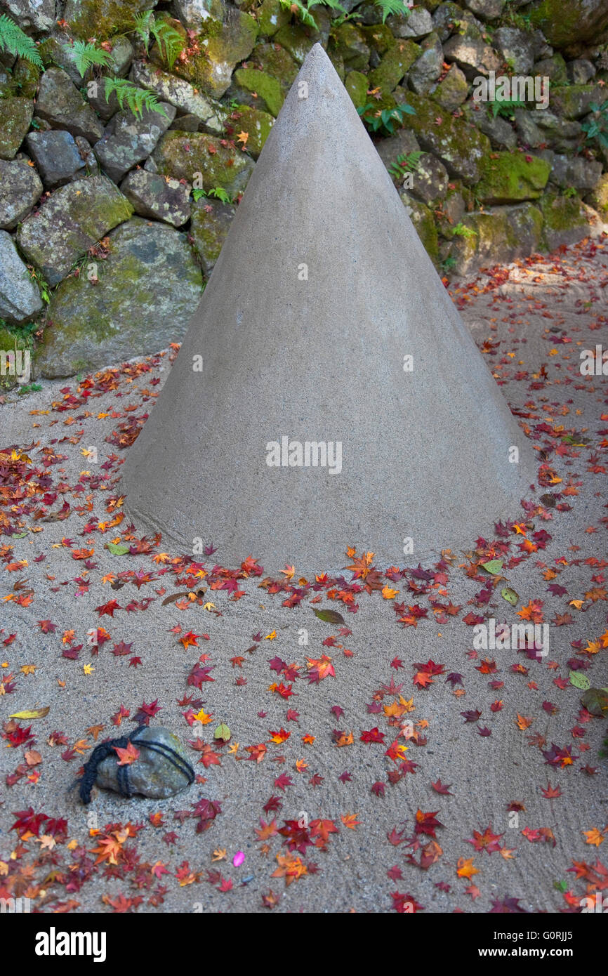 Am frühen Morgen Sonnenlicht den Zen-Garten des beleuchtet weißen Sand geharkt und geformt Sand Kegel, bestreut mit gefallenen Herbst Blätter, in Hosen, ein buddhistischer Tempel im Stadtteil Ohara von Nordosten Kyoto, Japan. Stockfoto