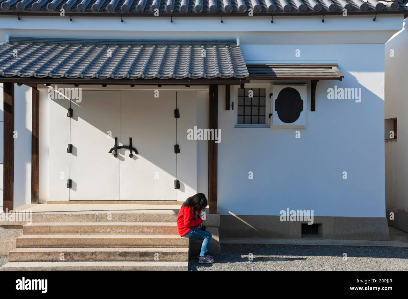 Eine Außenansicht zeigt die Kawara keramische Ziegel-Dach und weiß verputzten Wänden des Kura Lagers nur innerhalb Seishomon Tor im Kyoto Imperial Palace im Zentrum von Kyoto, Japan. Stockfoto