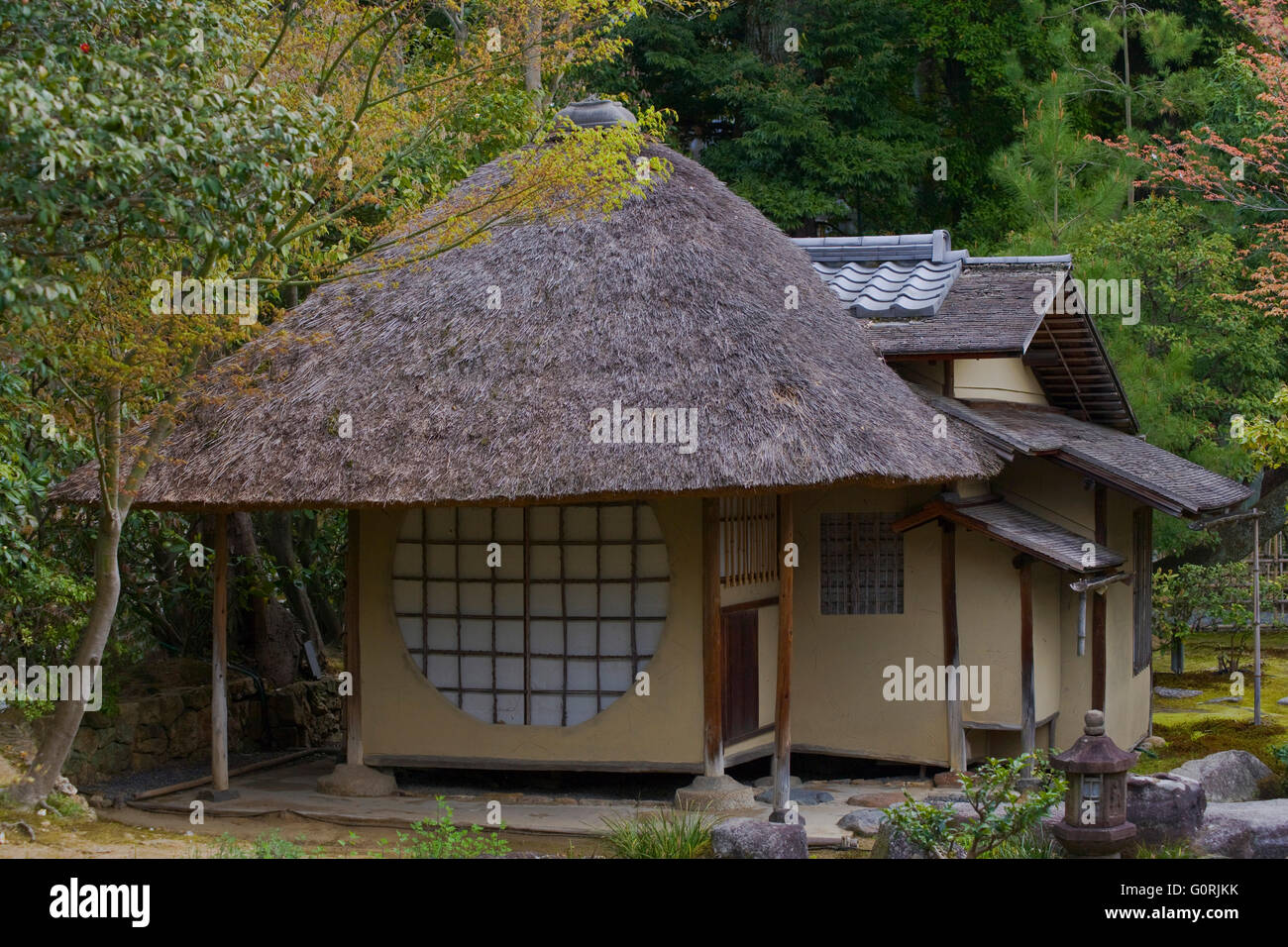 Am frühen Morgen, die Ansicht zeigt die Iho-ein Teehaus mit traditionellen Reetdach im Garten am Kodai-Ji, ein buddhistischer Tempel in der Higashiyama-Bezirk von Kyoto, Japan. Stockfoto