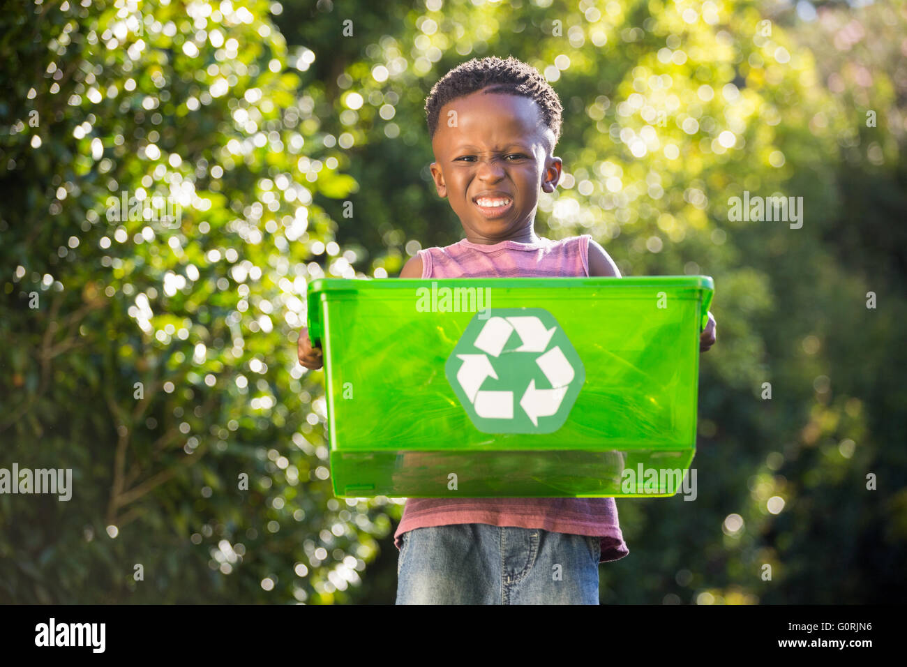 Jungen tragen eine Recycling-Müll Stockfoto