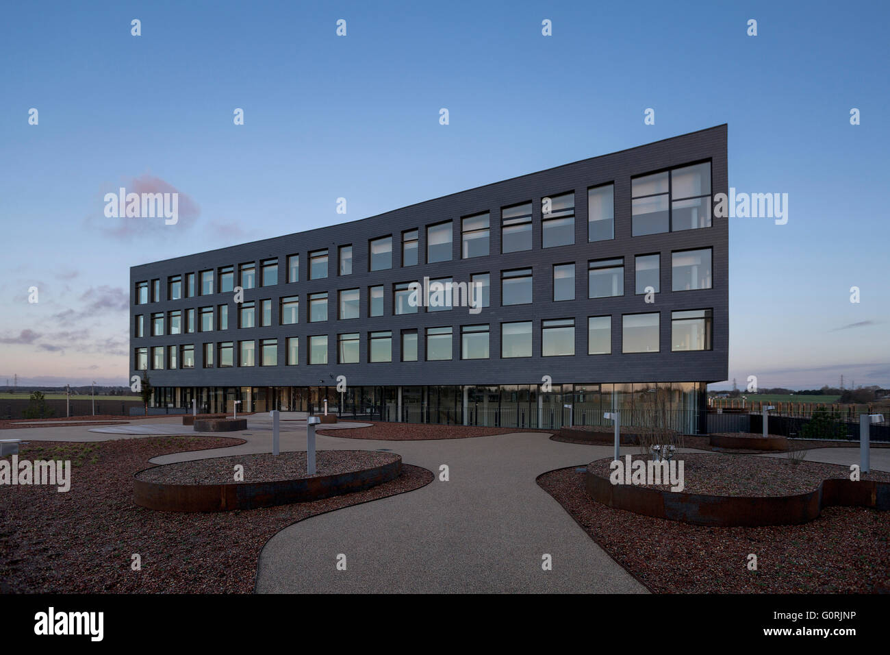 Rathaus und Gesundheitszentrum, Egedal, Dänemark. Außenansicht des Gebäudes und des Hofes Windows entlang der unteren Ebene. Stockfoto