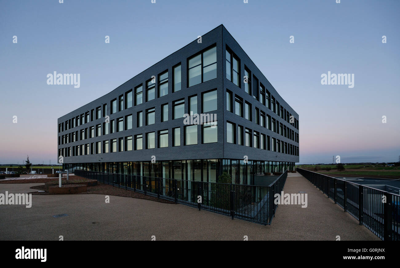 Rathaus und Gesundheitszentrum, Egedal, Dänemark. Außenansicht des Gebäudes. Windows entlang der unteren Ebene. Stockfoto