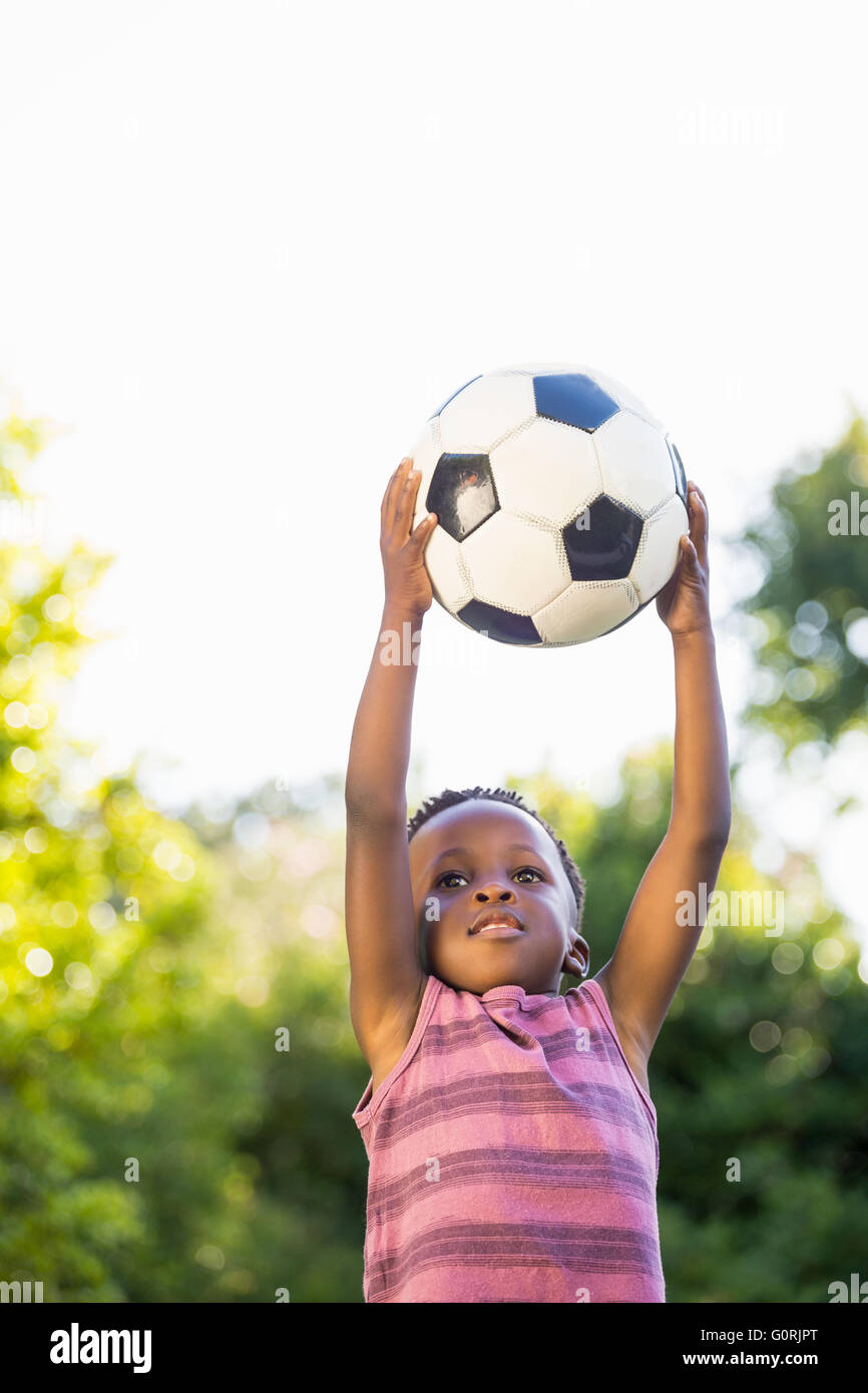 Boy ist einen Fußball fangen. Stockfoto