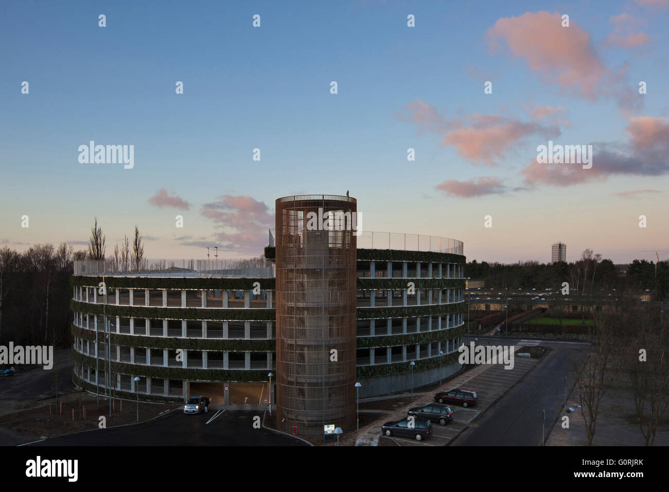 Parkplatz-Anlage, Glostrup Hospital, Copenhagen. Das Runde Gebäude hinterlässt einen minimalen Platzbedarf und Sonnenkollektoren entlang der Fassade mit der grünen Wand bietet einen üppigen visuellen Eindruck eingearbeitet hat. Blick auf das äußere des Krankenhauses. Stockfoto