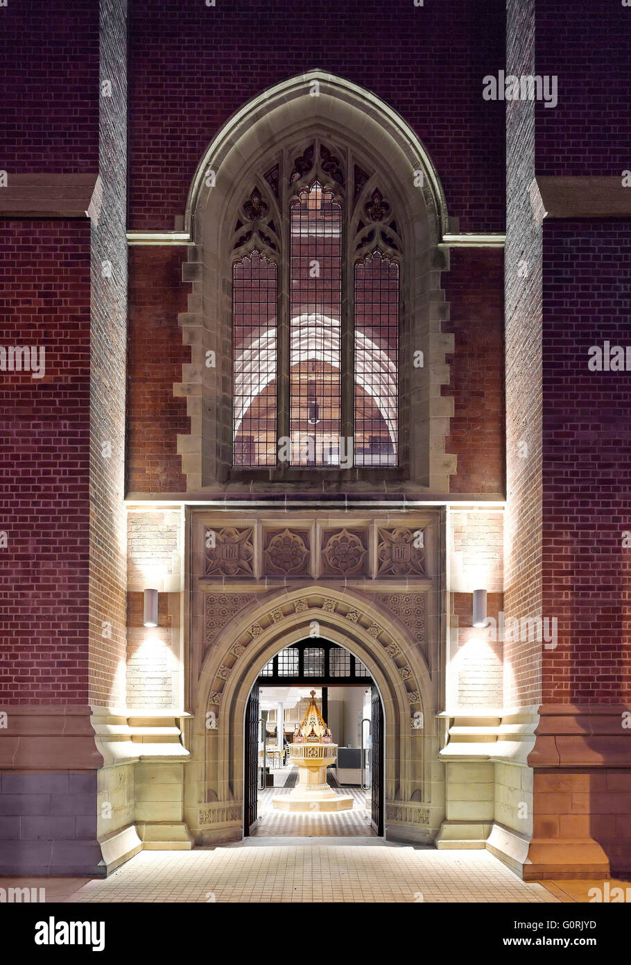 Alle Seelen, Bolton, England. Nahaufnahme der Eingang der Kirche in der Nacht. Blick auf den Altar durch die gewölbte Einfahrt. Stockfoto