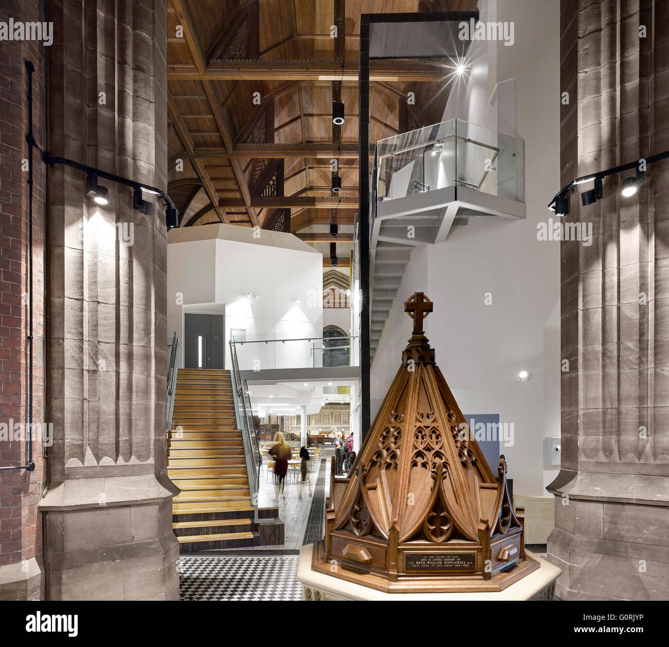 Alle Seelen, Bolton, England. Blick auf ein Modell Turmspitze und moderne Inneneinrichtung der Kirche. Stockfoto