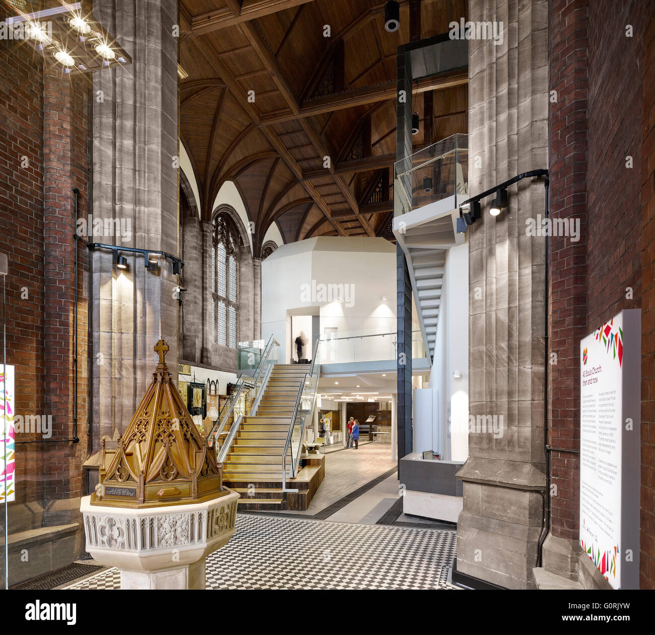 Alle Seelen, Bolton, England. Mix aus traditionellen und zeitgenössischen Design im Inneren der Kirche. Stockfoto