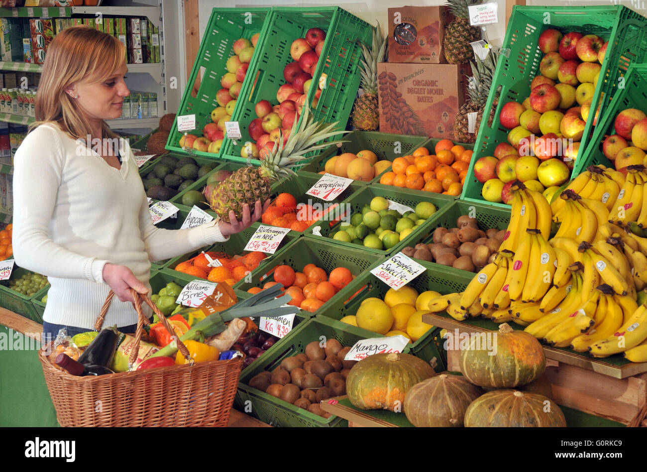 Frau am Obst Rack, Bio Supermarkt, Bioladen, Vollwert-Shop, Kunden, Self-Service, Berlin, Deutschland Stockfoto