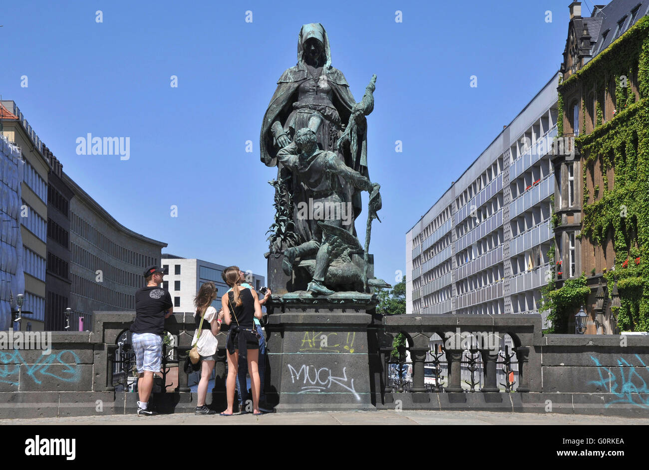 Bronzeskulptur, Heilige Gertrud von Nivelles, Getraudenbruecke, Mitte, Berlin, Deutschland / Gertraude, Getrud, Gertraudenbr? Cke, Getraude Brücke Stockfoto