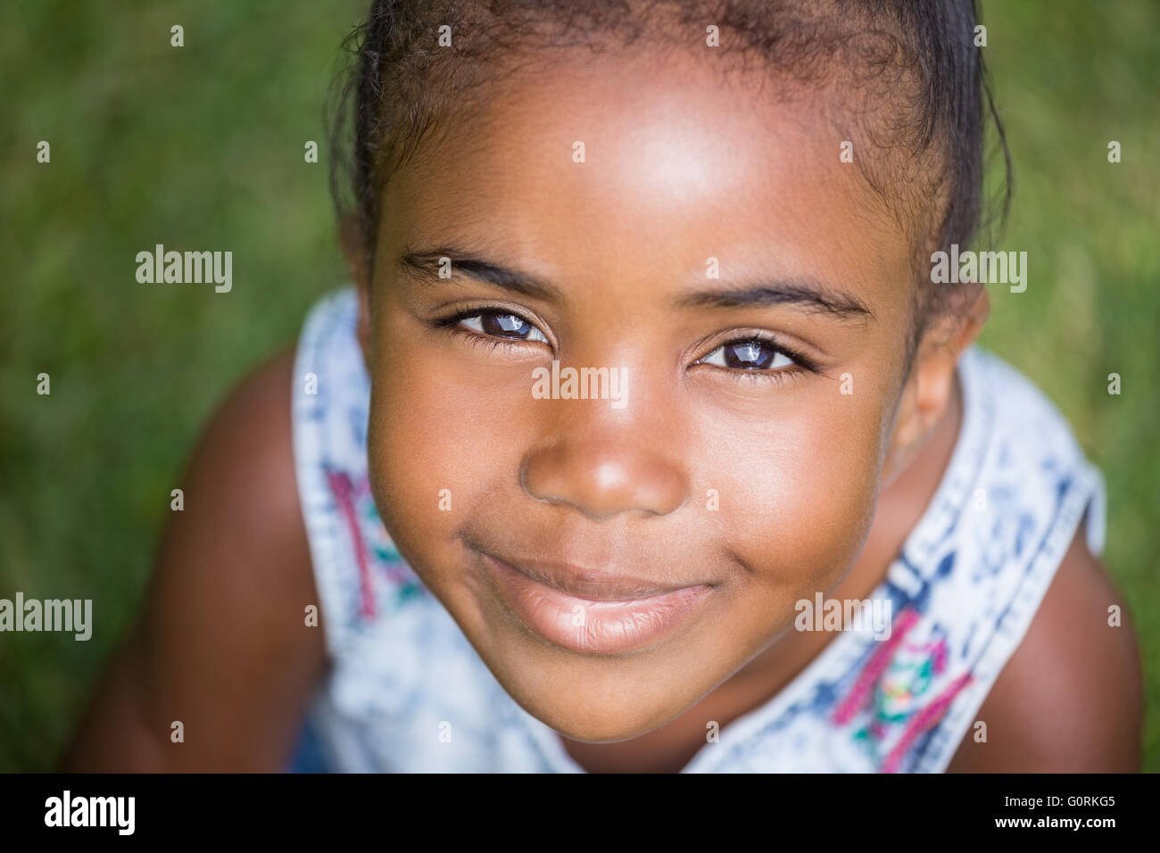 Lächelndes Mädchen schaut in die Kamera Stockfoto