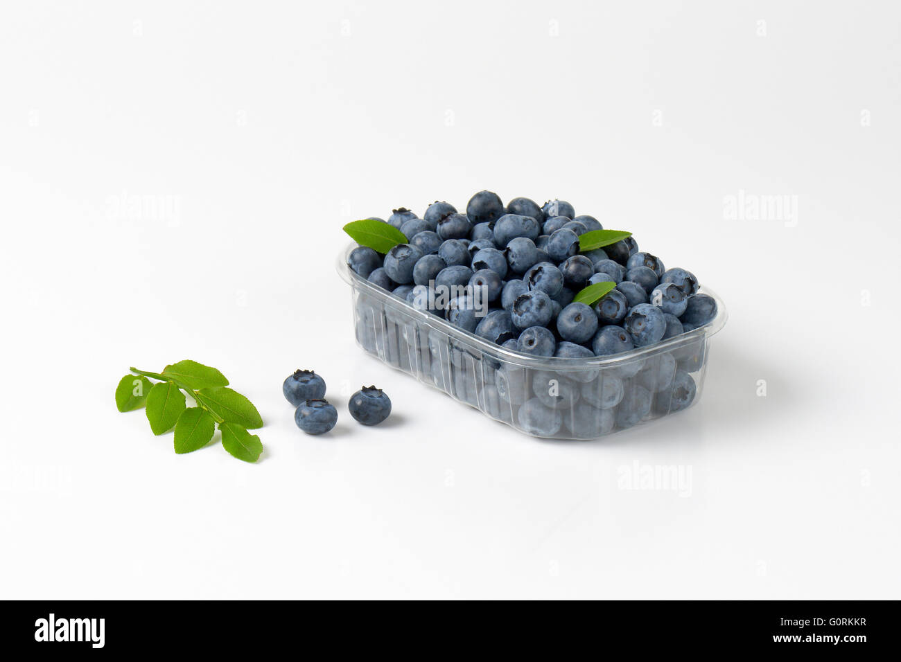 Frische Heidelbeeren in Kunststoff-container Stockfoto