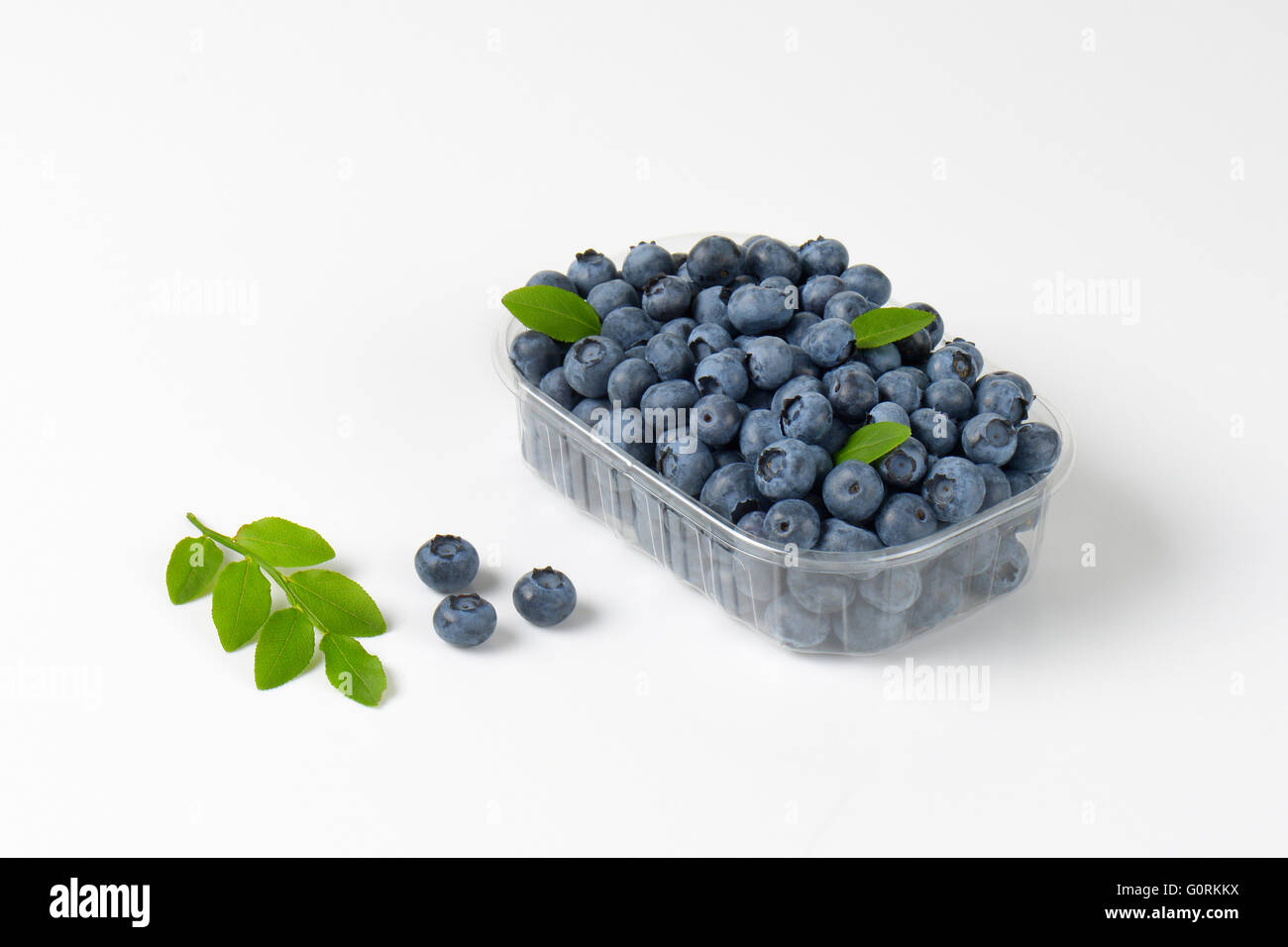 Frische Heidelbeeren in Kunststoff-container Stockfoto