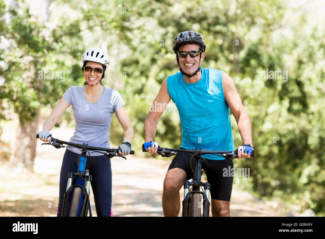 Paar Lächeln und posieren mit ihren bikes Stockfoto