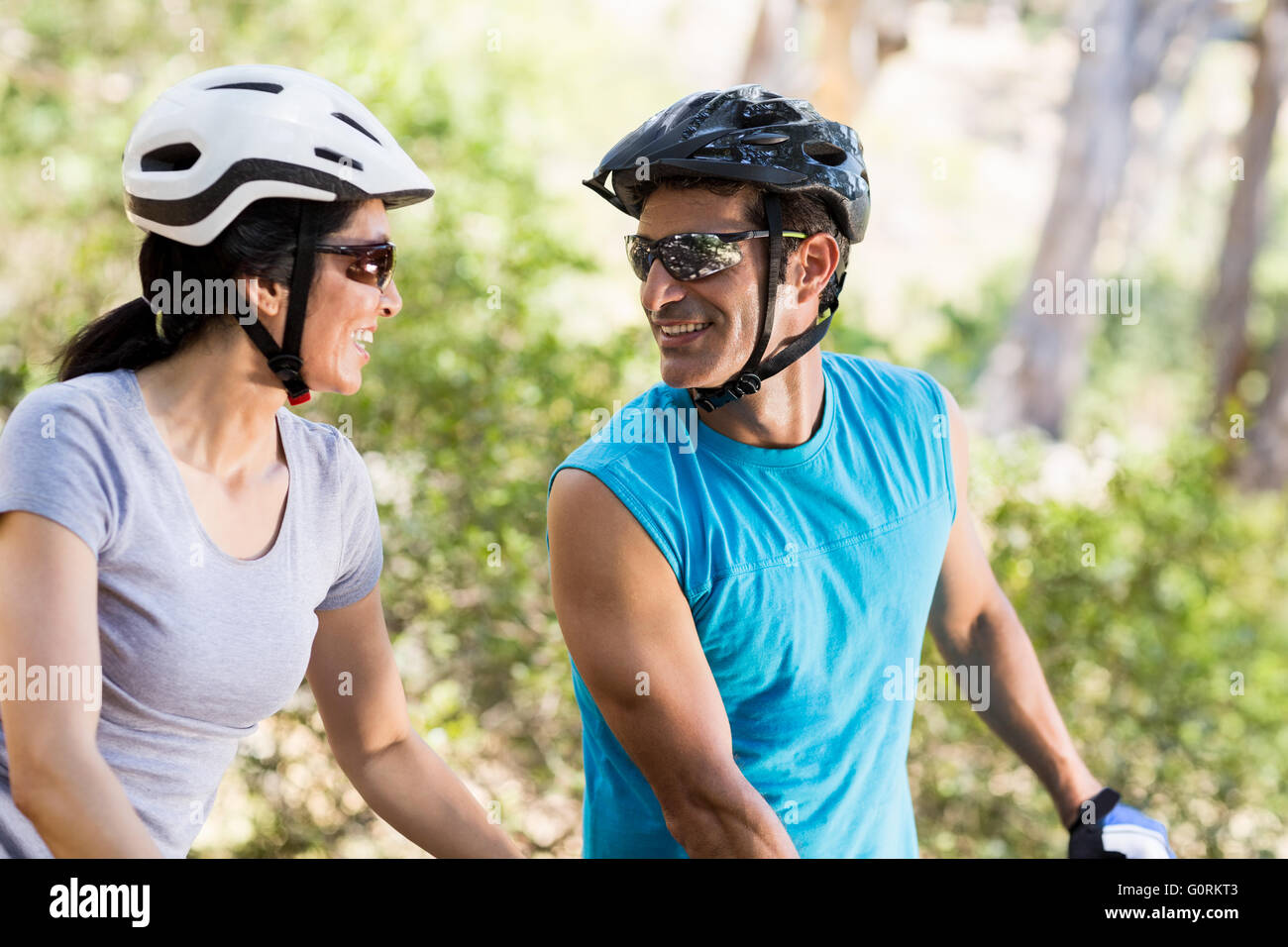 Paar sucht einander mit ihren bikes Stockfoto