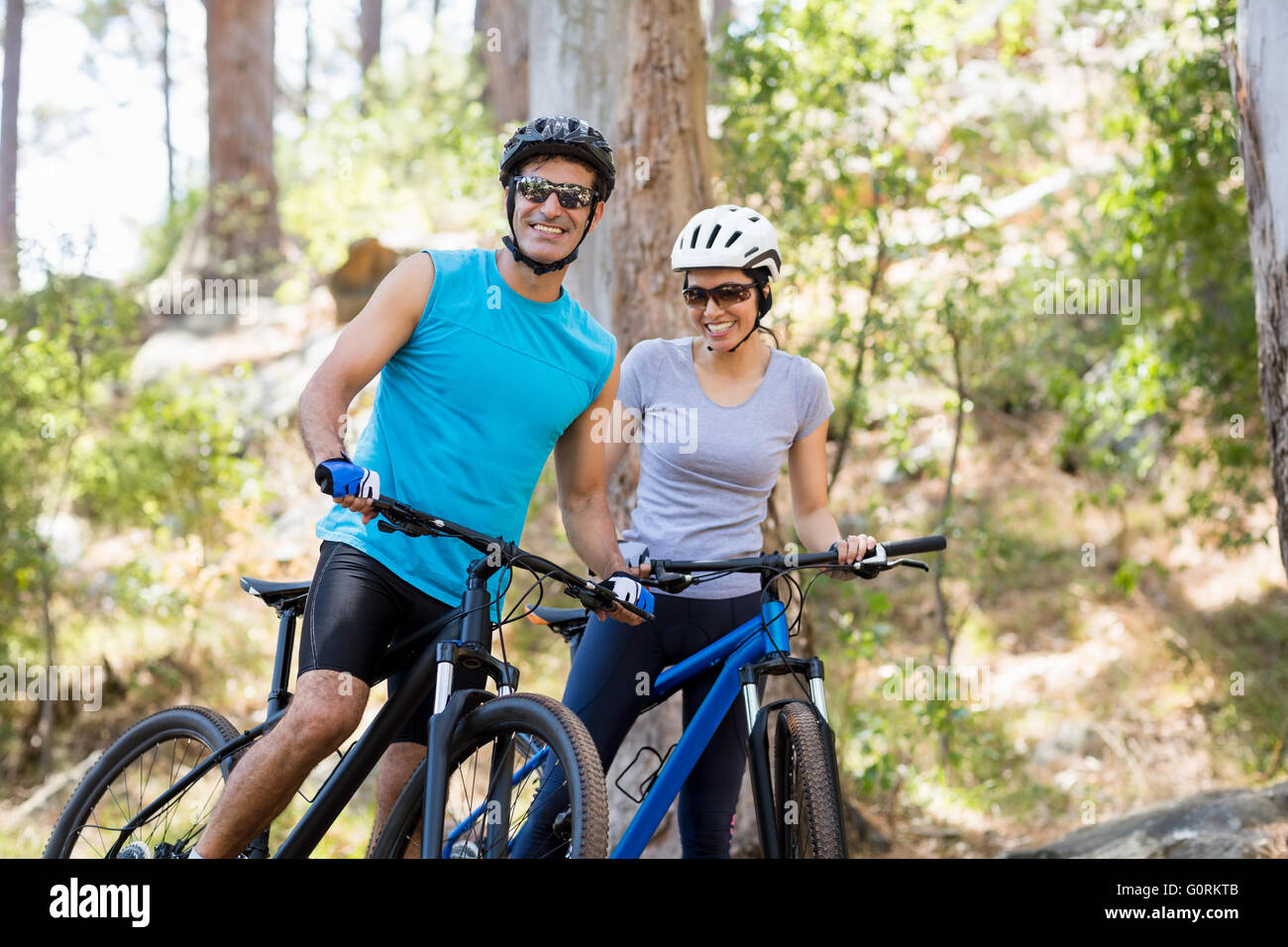 Paar Lächeln und posieren mit ihren bikes Stockfoto