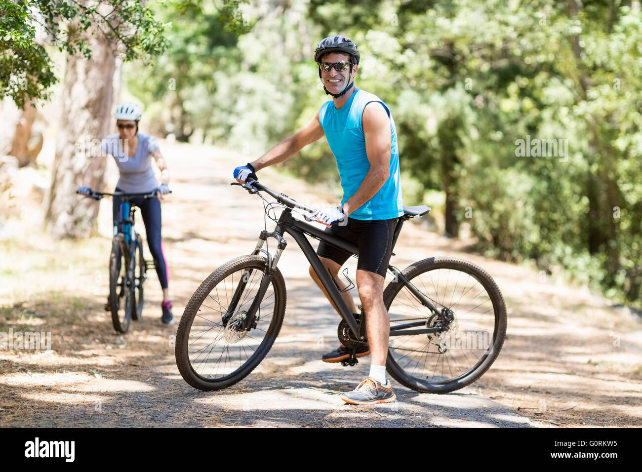 Ein paar Reiten Fahrrad Stockfoto