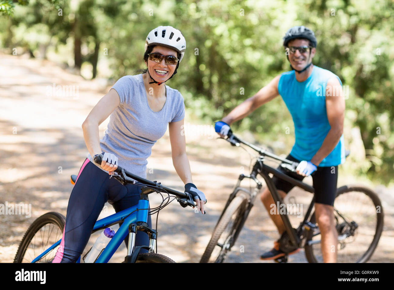 Paar Lächeln und posieren mit ihren bikes Stockfoto