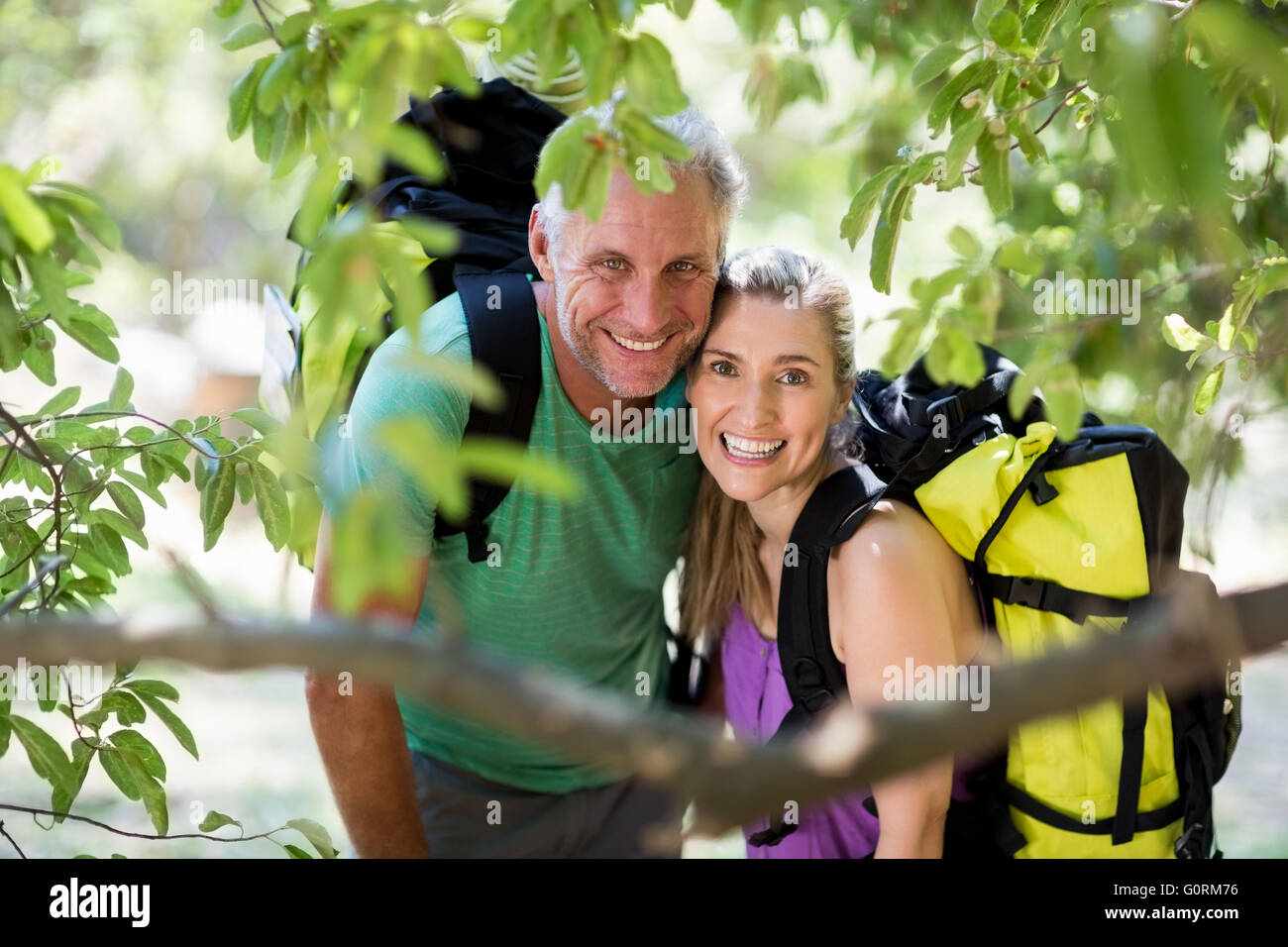 Paar Lächeln und posieren während einer Wanderung Stockfoto