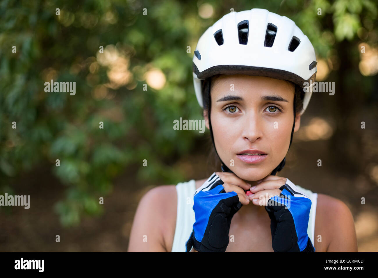 Frau, Befestigung ihren Fahrradhelm Stockfoto