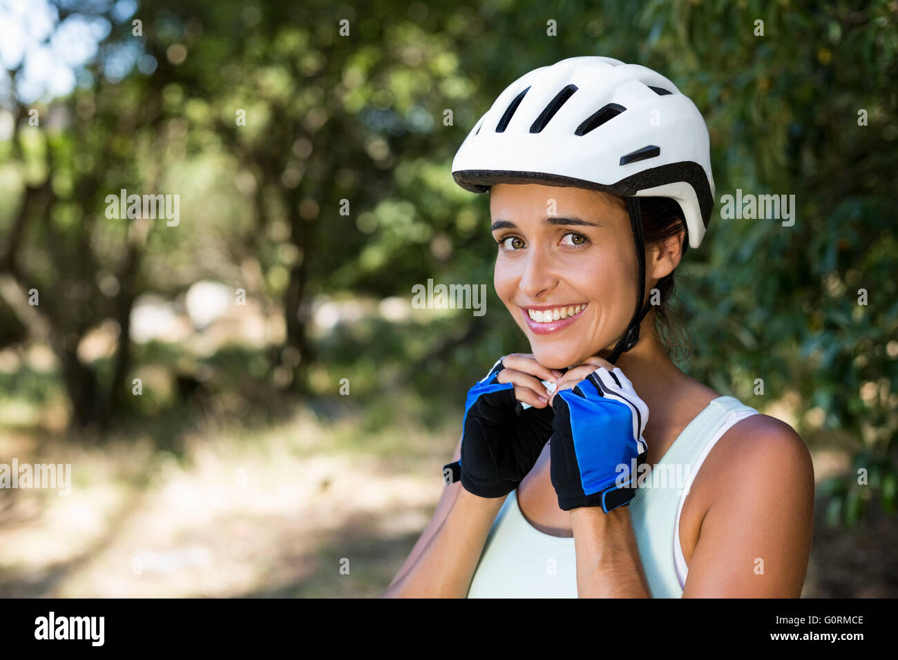 Frau, Lächeln und ihr Helm Befestigung Stockfoto