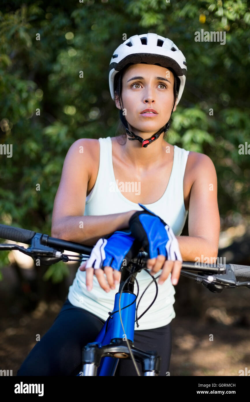 Frau, die ernsten posiert mit ihrem Fahrrad Stockfoto
