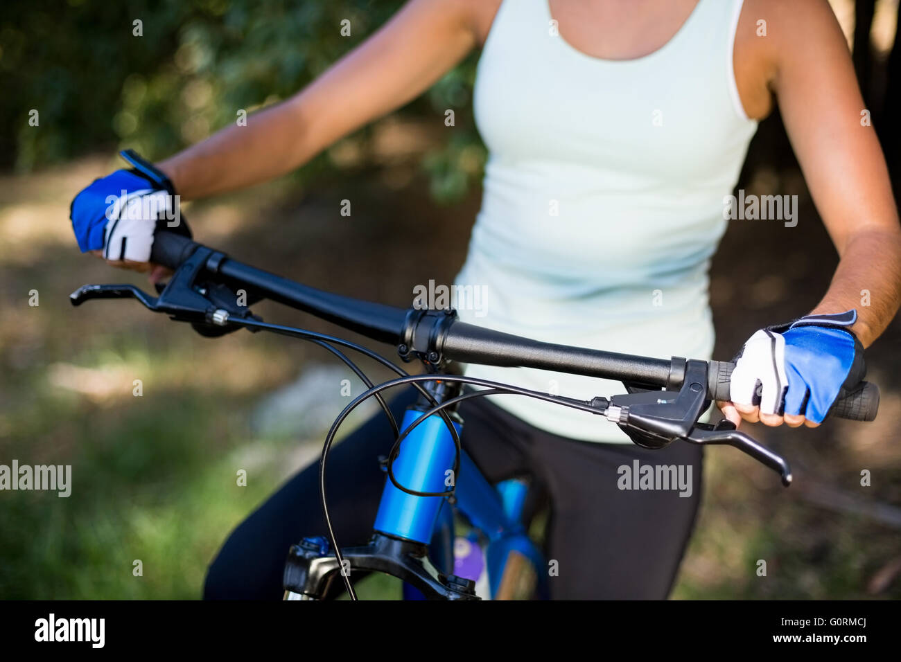 Nahaufnahme eines Womans Büste auf einem Fahrrad Stockfoto