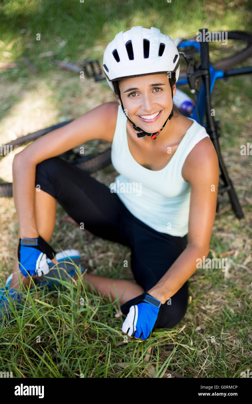 Frau lächelnd und sitzen auf dem Gras Stockfoto