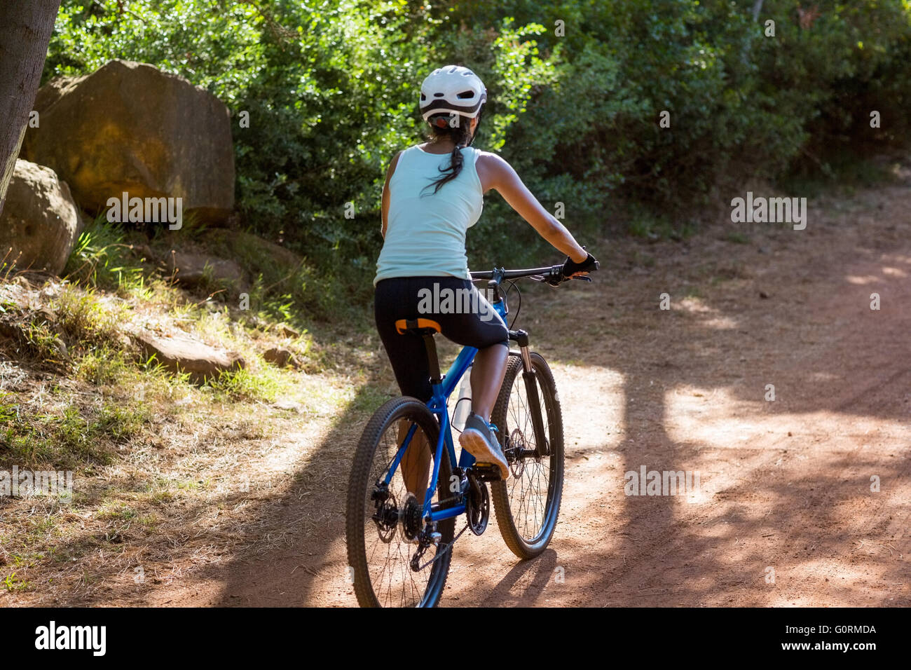 Frau vorne Rücken reiten Fahrrad Stockfoto