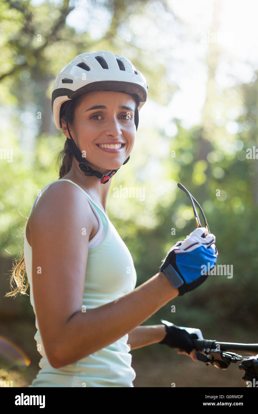 Porträt einer Frau lächelnd und posiert mit ihrem Fahrrad Stockfoto