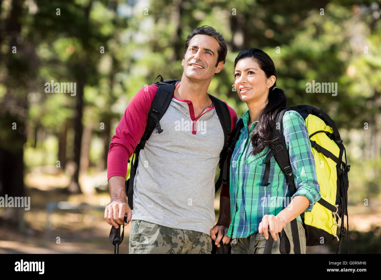 Paar auf der Suche etwas während einer Wanderung Stockfoto