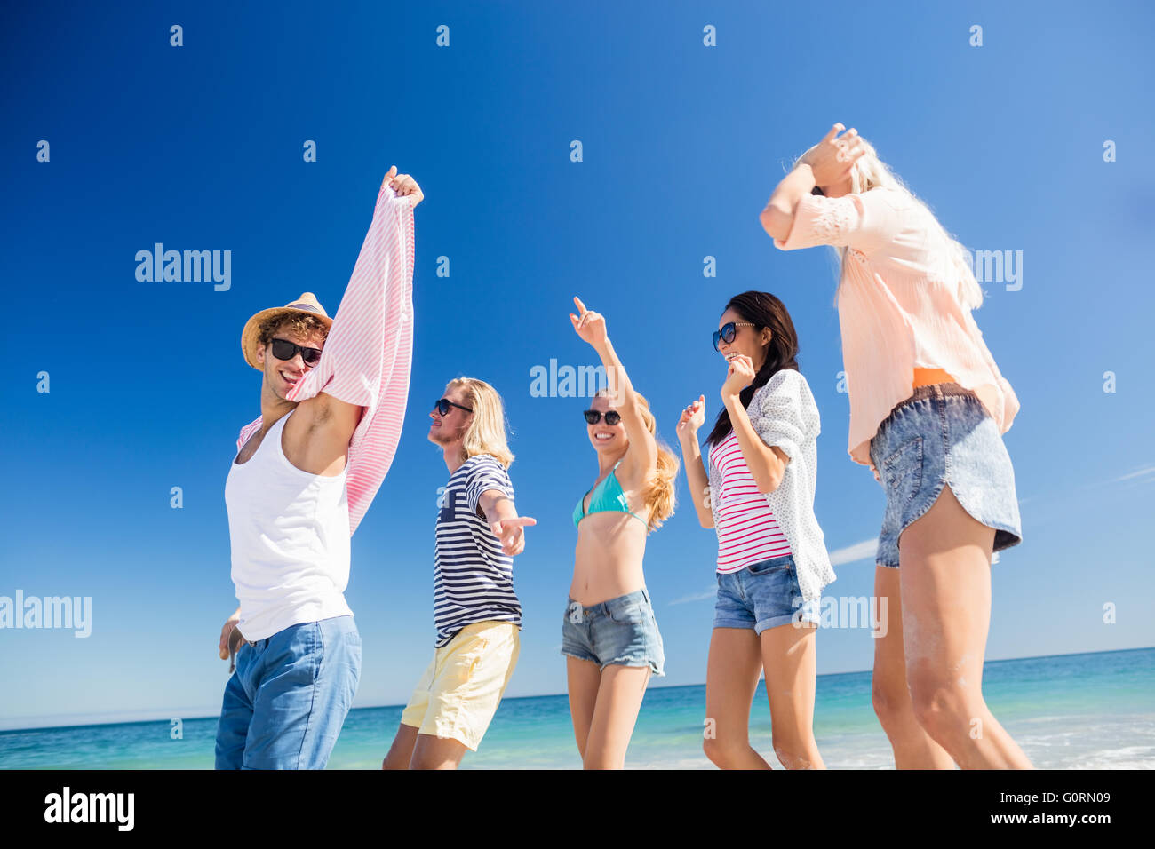 Freunde, tanzen am Strand Stockfoto