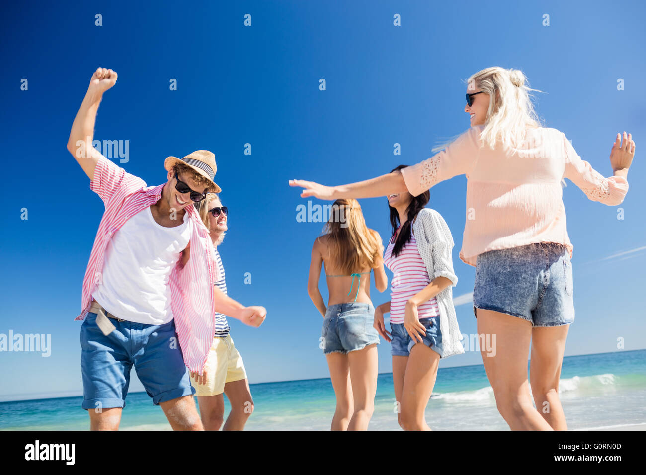 Freunde, tanzen am Strand Stockfoto