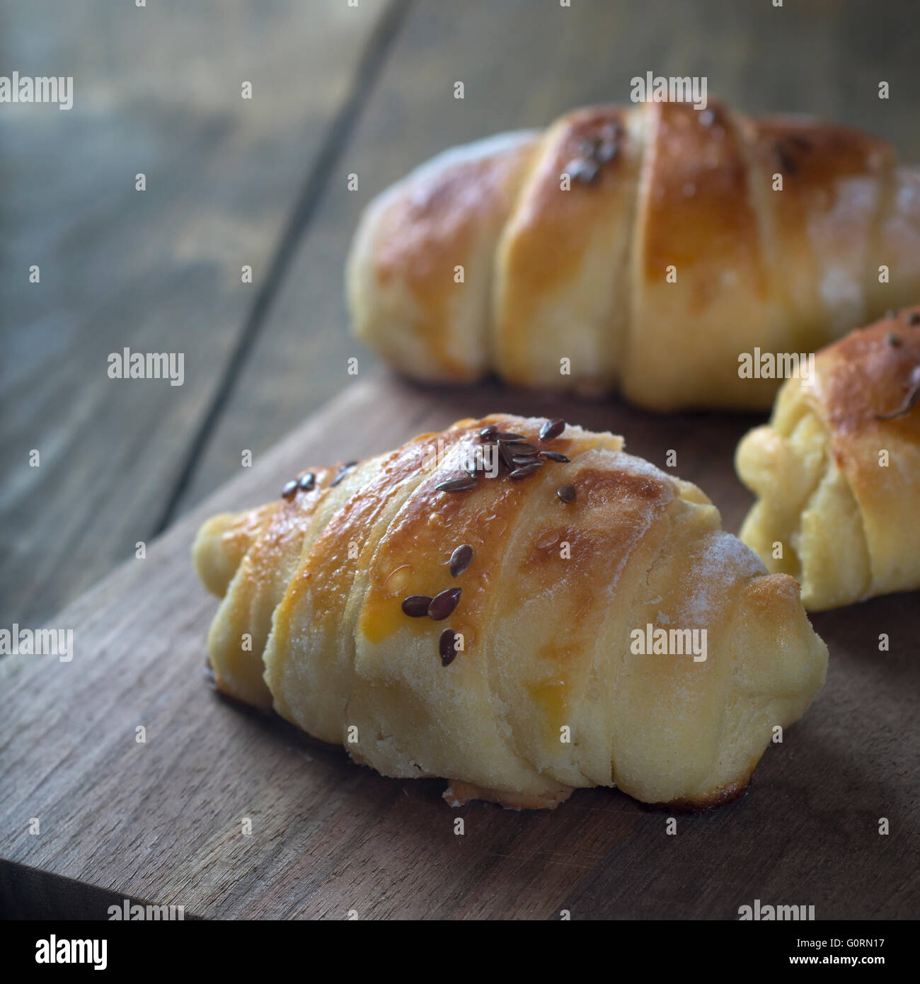 Mini-Croissants gefüllt mit Käse auf Holztisch Stockfoto