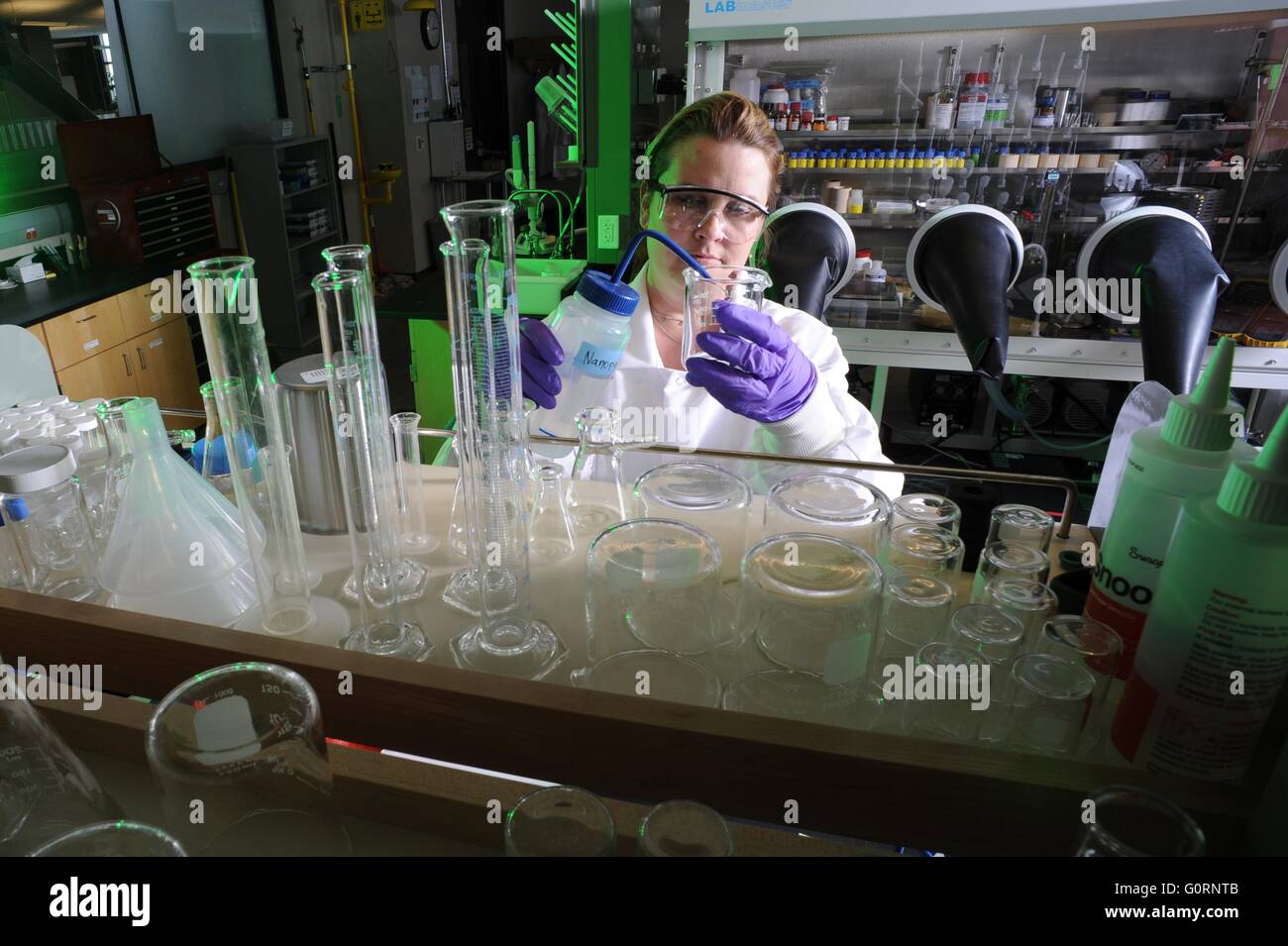 Ein Wissenschaftler im CAES Radiochemie Labor forscht zur Umwandlung von gebrauchten Kernbrennstoff in handlicher Abfall Formen das Idaho National Laboratory in Idaho Falls, Idaho. Stockfoto