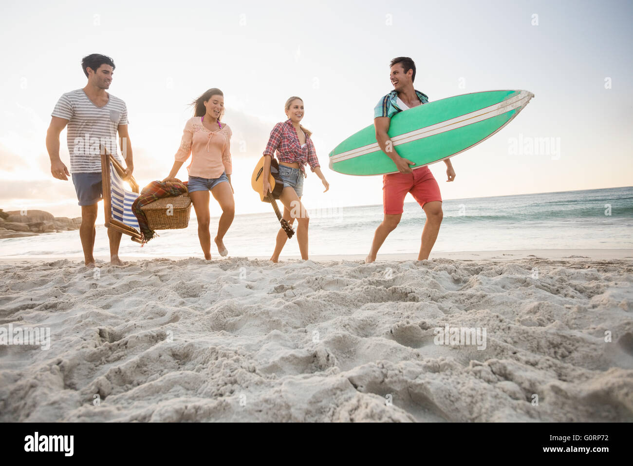 Freunde mit einem Surfbrett und Warenkorb Stockfoto