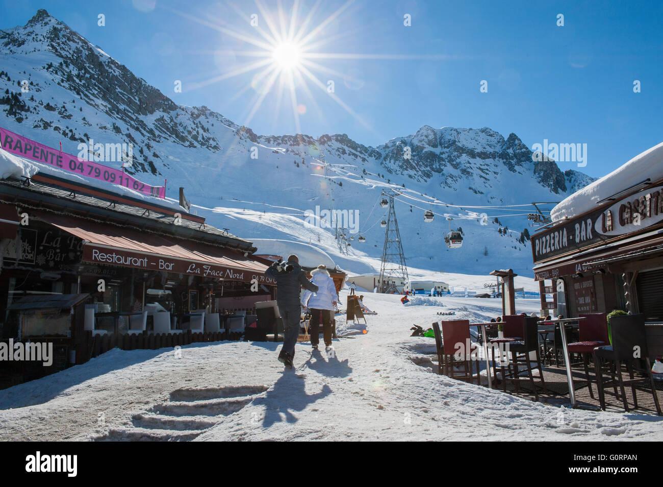 Schneebedeckte Restaurants und Bar in Belle Plagne Ski Resort Village mit Bergkulisse im Winter. Stockfoto