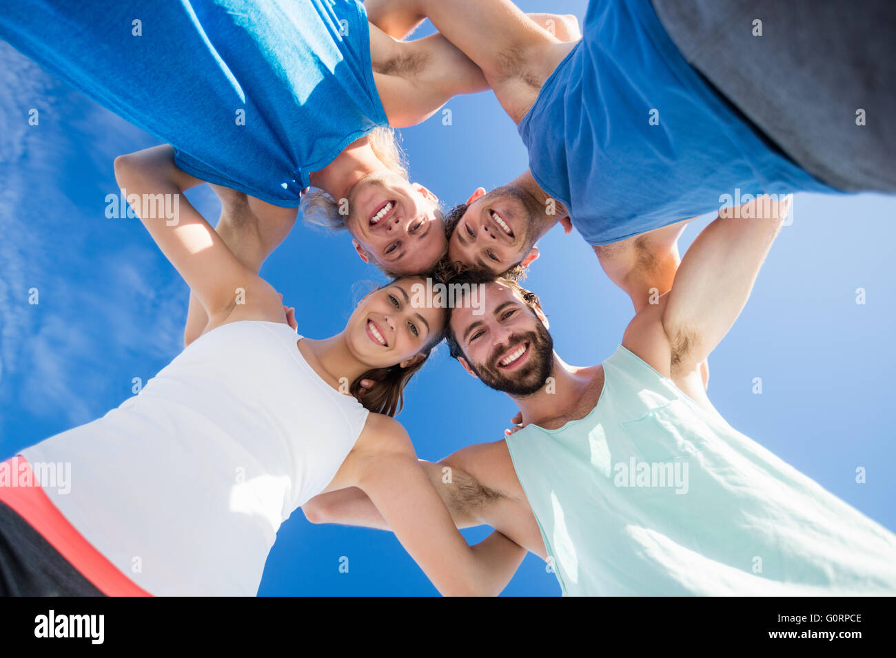 Freunde stecken ihre Köpfe in einem cirlce Stockfoto