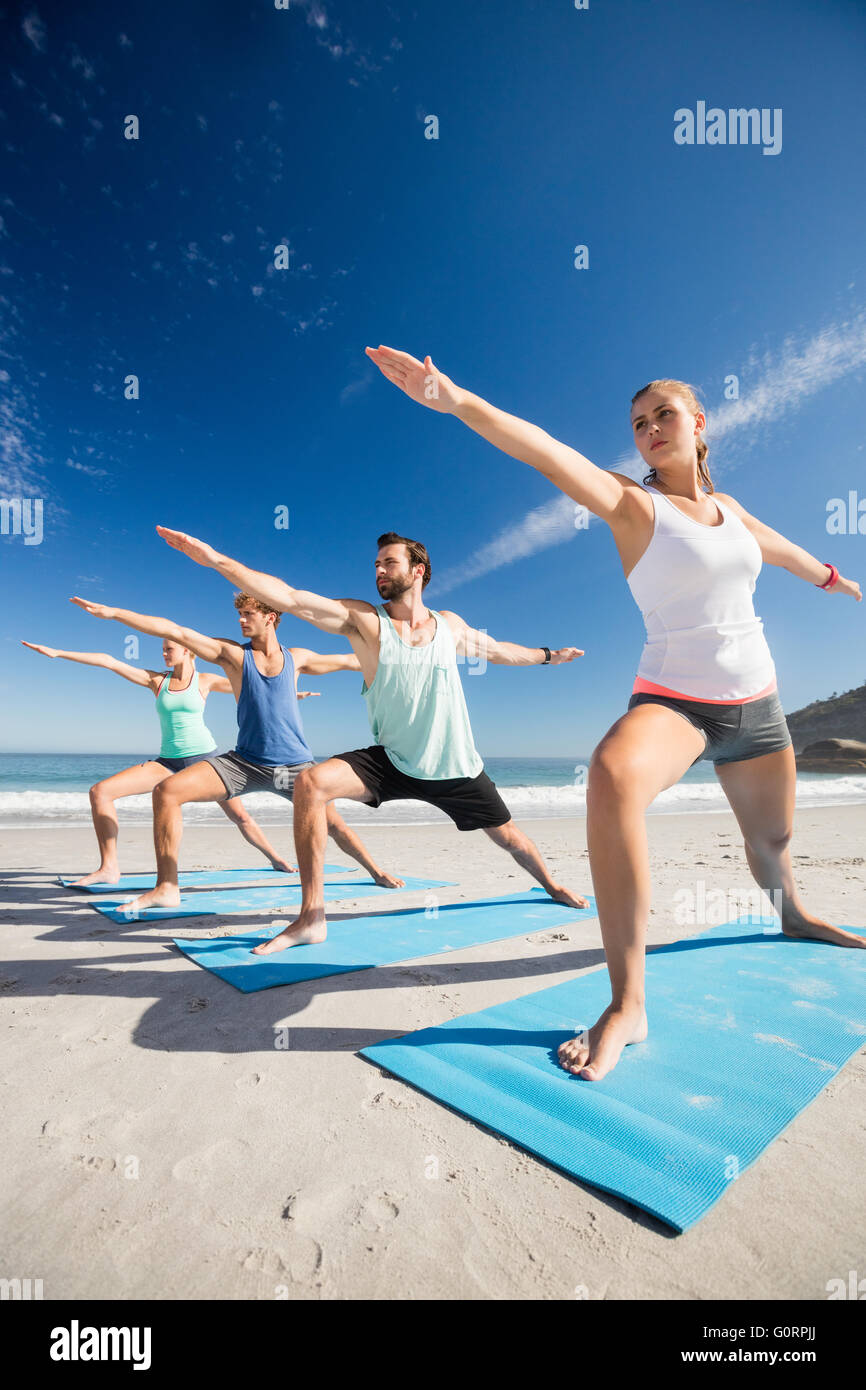 Menschen, die Yoga am Strand Stockfoto
