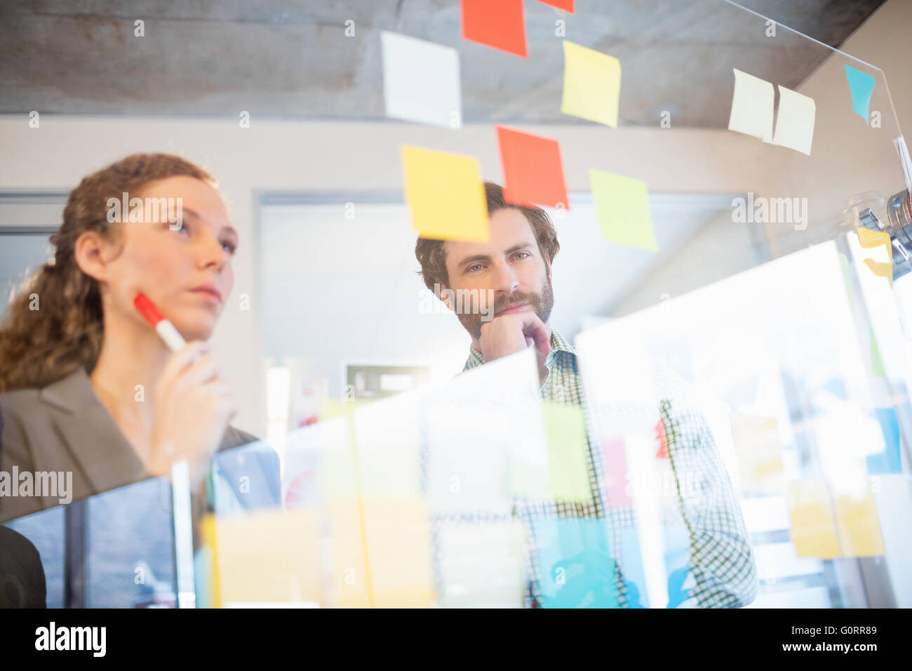 Nachdenklich Geschäftsleute Stockfoto