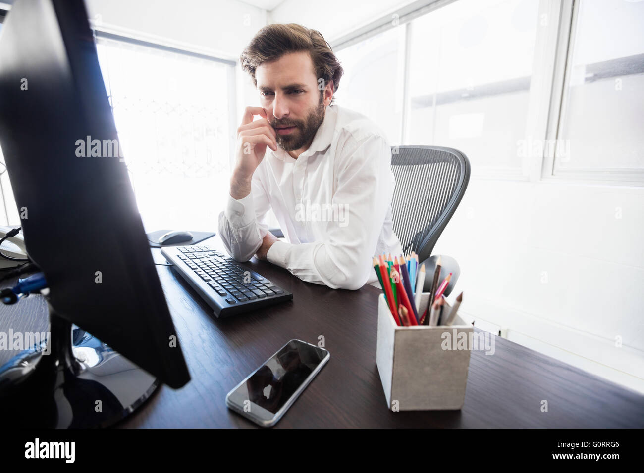 Ein nachdenklicher Mann an seinem computer Stockfoto