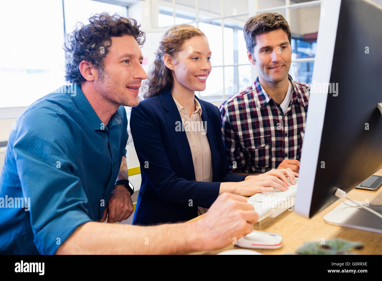 Unternehmer Lächeln auf den Lippen und auf der Suche nach einem computer Stockfoto