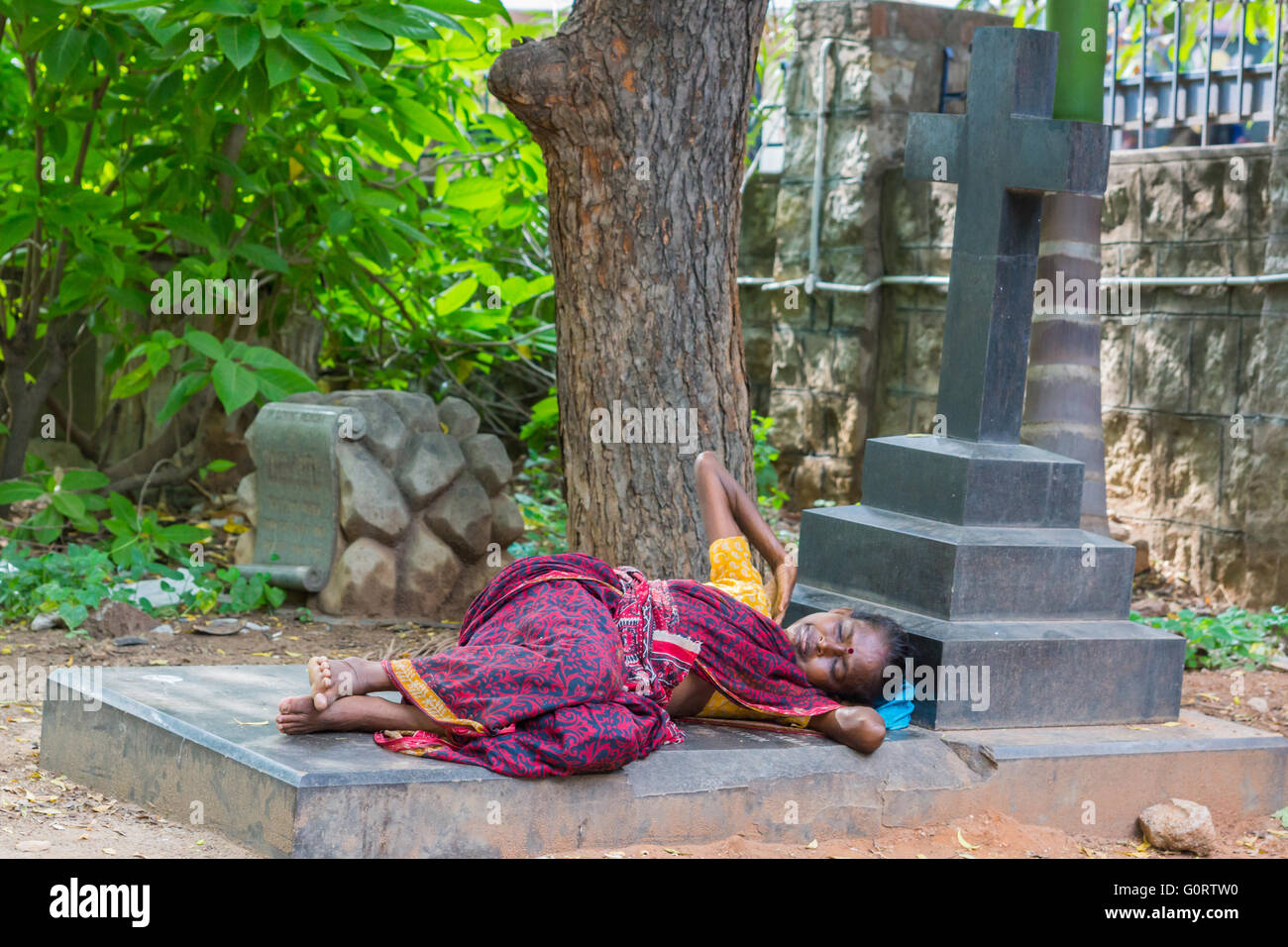 Frau schläft auf Grab in Trichy. Stockfoto