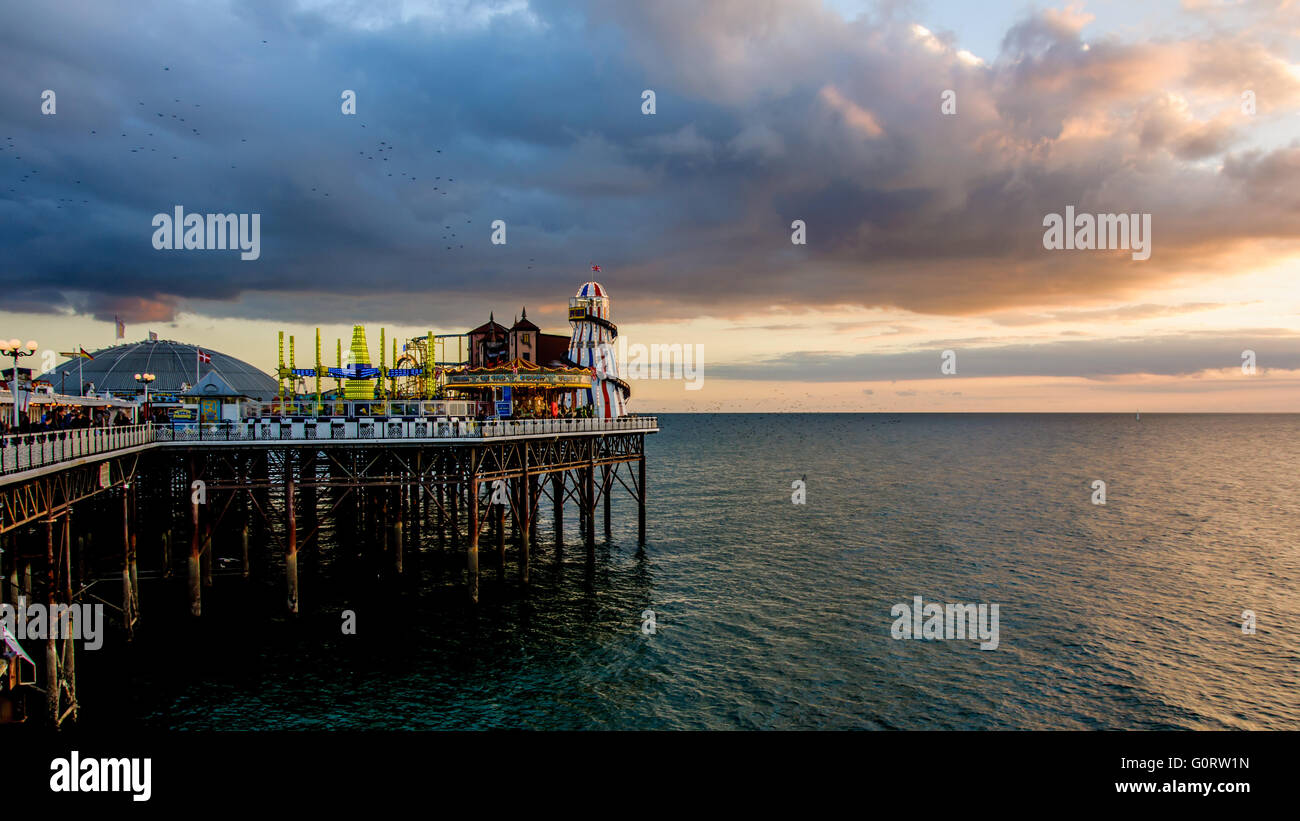Abend am Brighton Pier, East Sussex, England Stockfoto