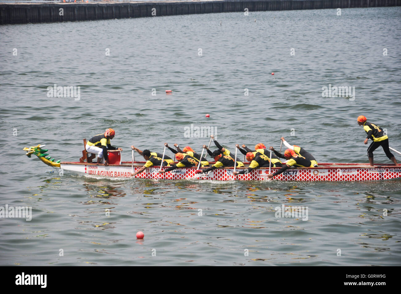 Makassar, Indonesien - ca. November 2015. Drachenboot-Rennen im Losari Beach. Stockfoto