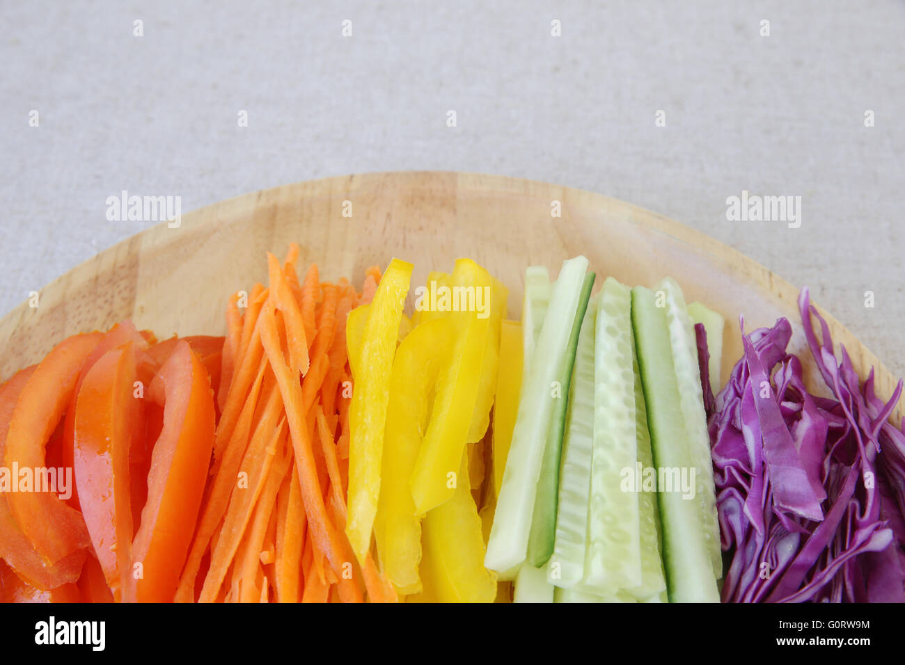 Gehen, Rainbow Blattsalat auf Holzplatte, selektiven Fokus Kopie Raum Hintergrund Stockfoto