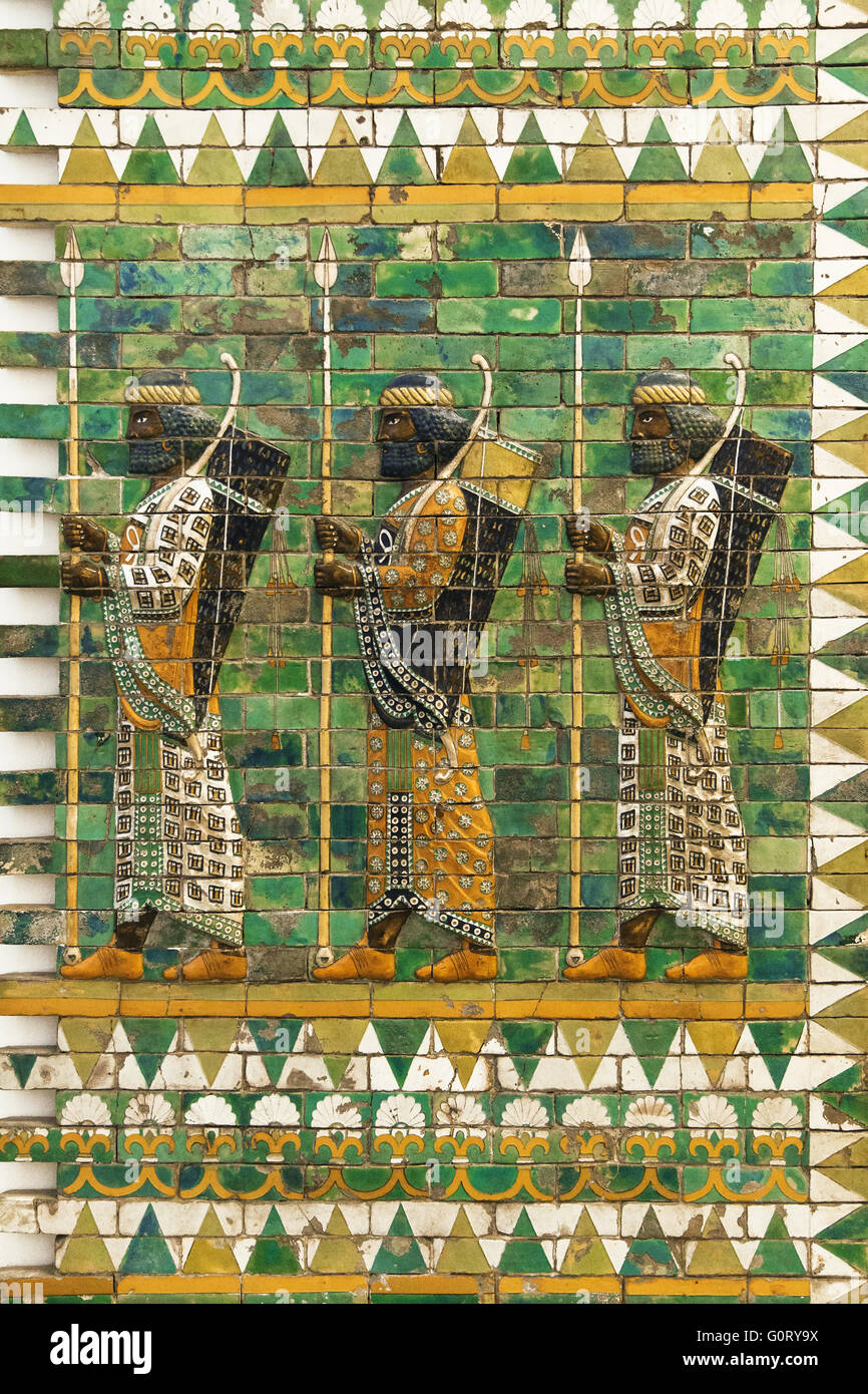 Fries der Bogenschützen von Palast von Dareios i. in Susa. Um 510 v. Chr. datiert, wird es durch das Pergamon-Museum in Berlin gerettet. Stockfoto