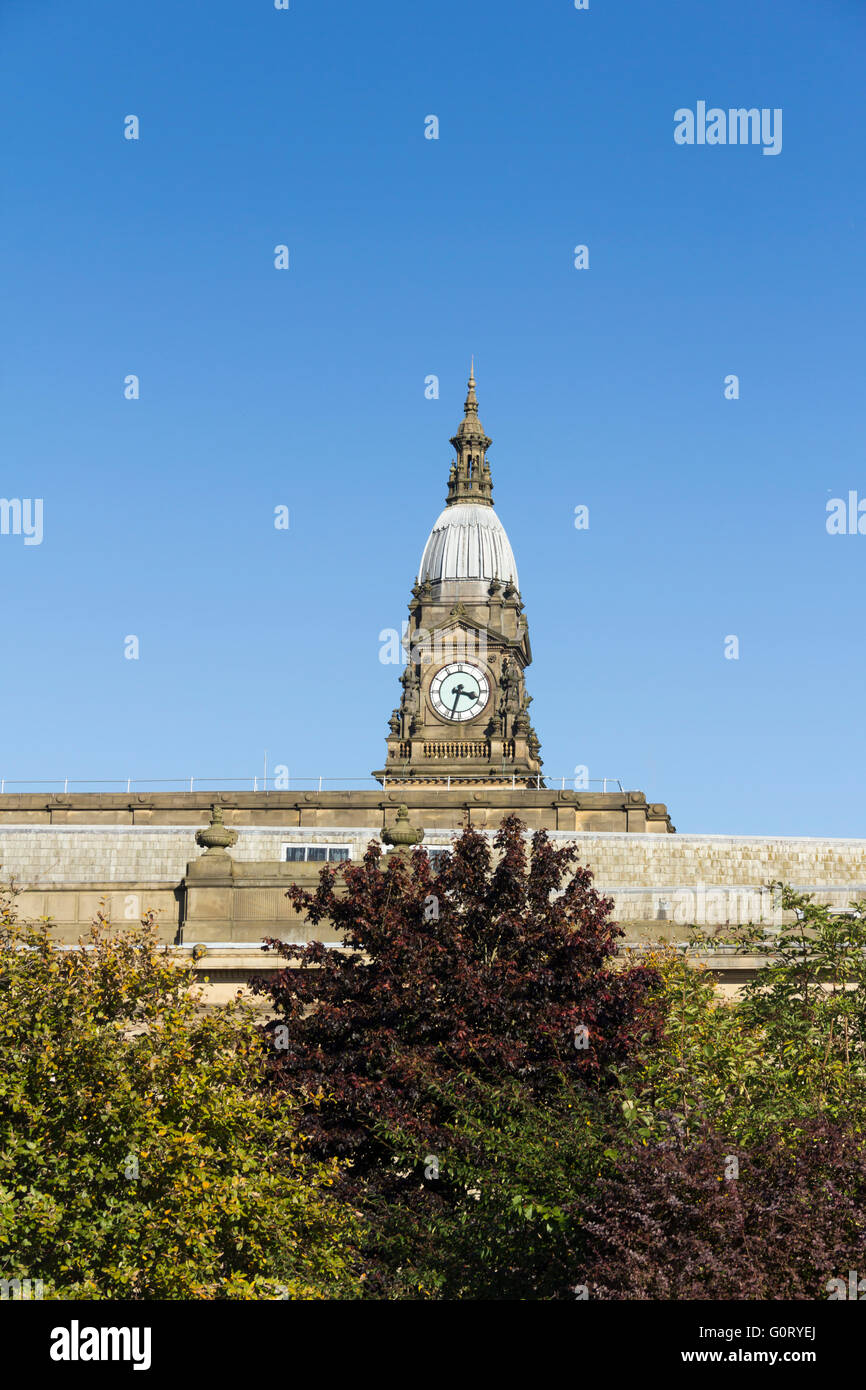 Bolton Rathaus Glockenturm hinter der Stadthalle, von Westen gesehen. Stockfoto