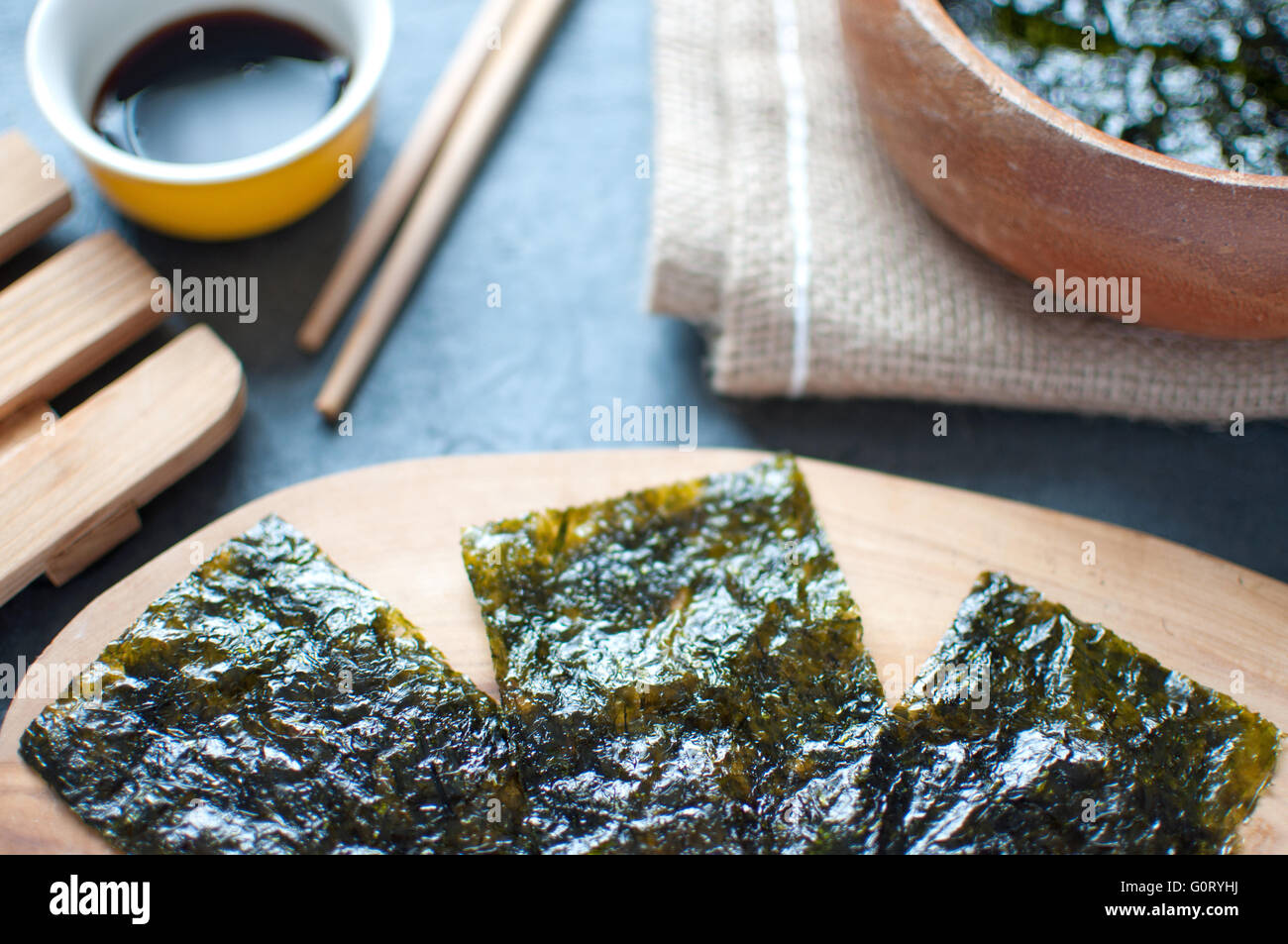 Algen-Wafer-Snacks auf einem Holzbrett Stockfoto