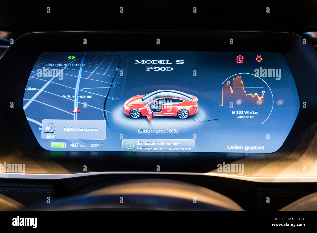 Digitales Dashboard auf Model S Auto in Tesla Elektroauto Showroom am Kurfürstendamm, Kudamm, Charlottenburg, Berlin, Deutsch Stockfoto