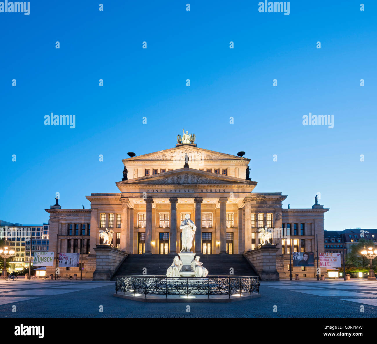 Schiller Denkmal und Konzerthaus am Gendarmenmarkt Square am Abend in Mitte Berlin Deutschland Stockfoto
